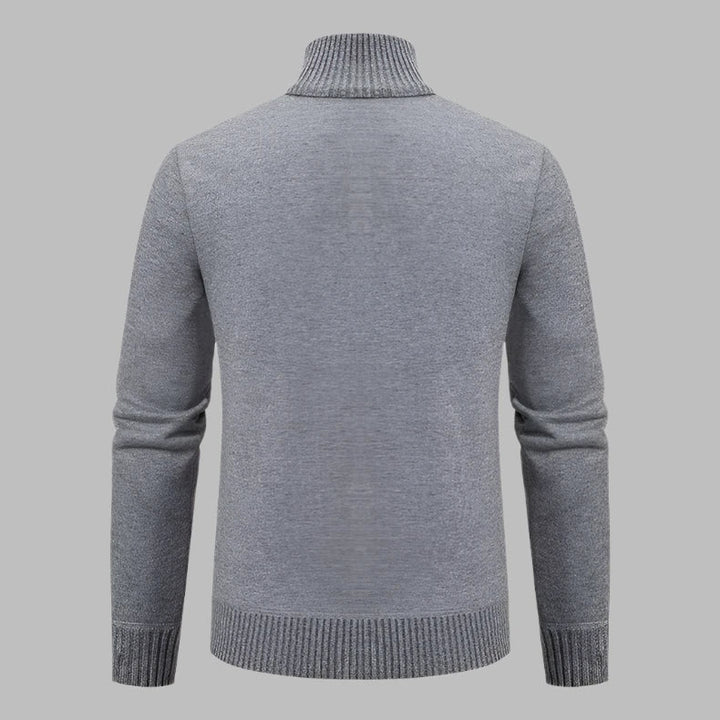Grauer Herrenpullover mit Rollkragen, Rückansicht. Strickdesign, langärmlig, ideal für Herbstmode. Eleganter, warmer Winterpullover.