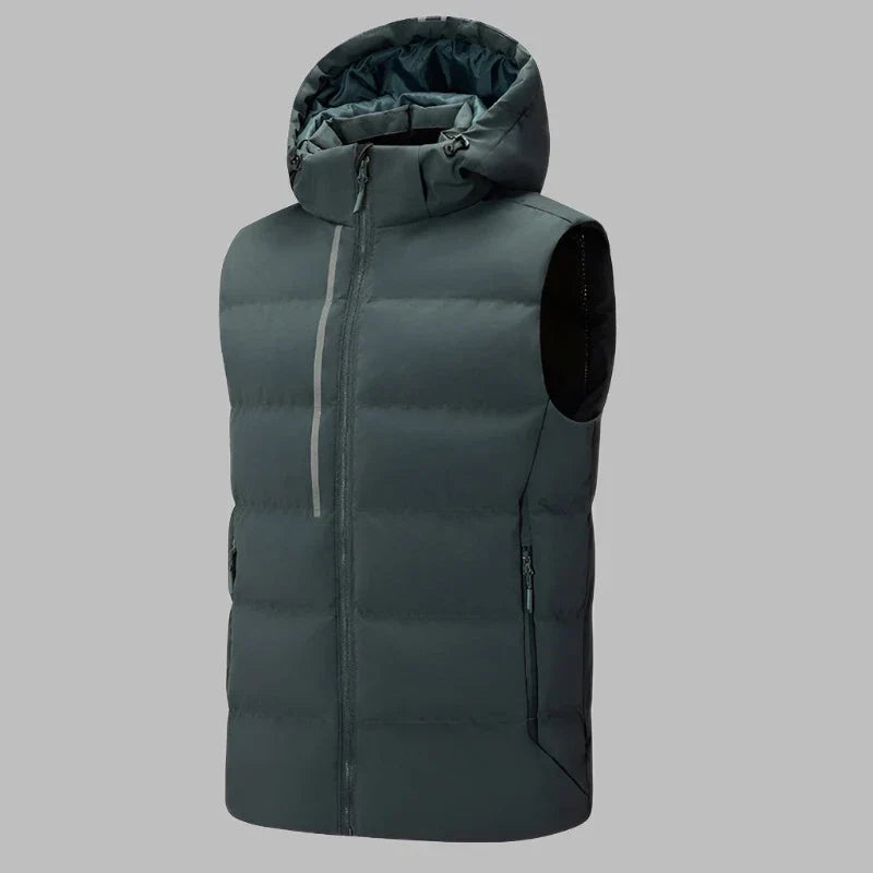 Graue Daunenweste mit Kapuze, Reißverschluss und Seitentaschen vor grauem Hintergrund. Ideal für Outdoor-Aktivitäten und Wintermode.