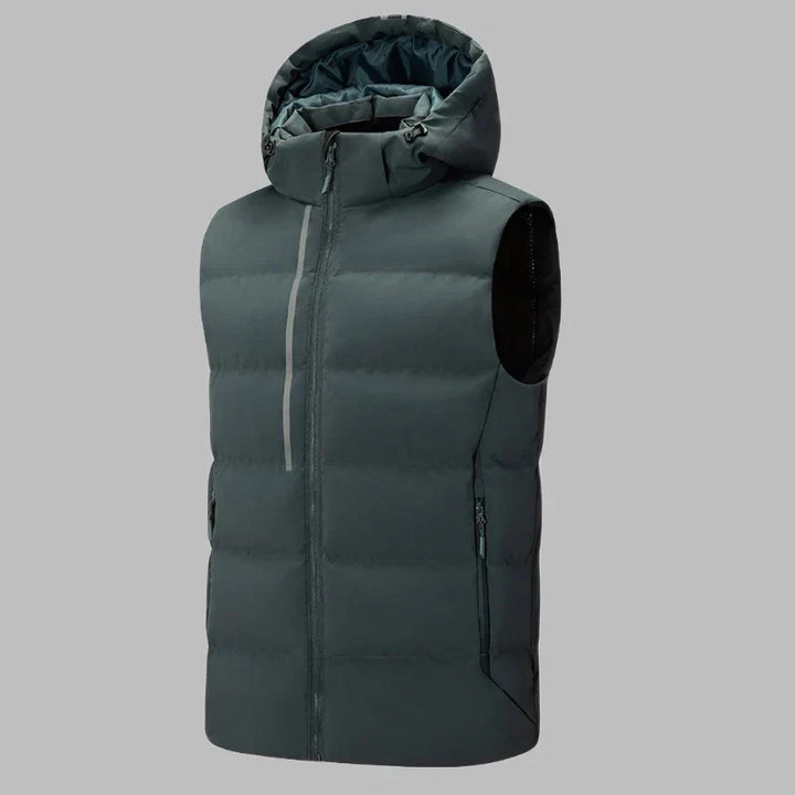 Graue Daunenweste mit Kapuze, Reißverschluss und Seitentaschen vor grauem Hintergrund. Ideal für Outdoor-Aktivitäten und Wintermode.
