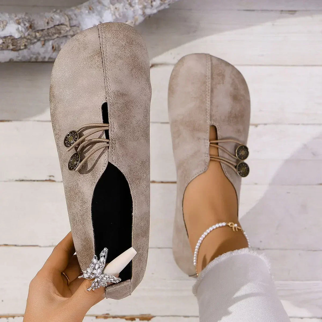 Damen Mokassins in Beige, Wildlederoptik, mit dekorativen Knöpfen und elastischen Bändern. Bequemes, stilvolles Schuhwerk für Freizeit und Alltag.