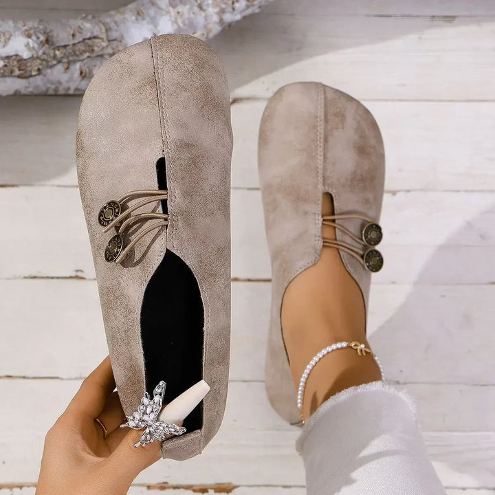 Damen Mokassins in Beige, Wildlederoptik, mit dekorativen Knöpfen und elastischen Bändern. Bequemes, stilvolles Schuhwerk für Freizeit und Alltag.
