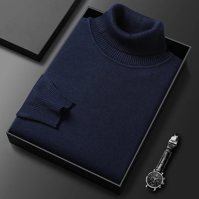 Dunkelblauer Rollkragenpullover in Geschenkbox, elegant gefaltet, neben einer stilvollen Armbanduhr. Hochwertige Mode, Herrenbekleidung, Accessoires.