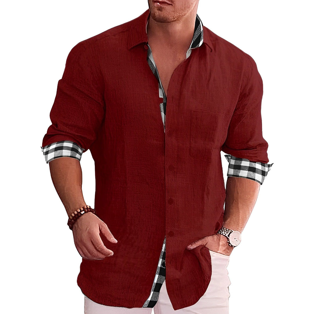 Herrenhemd in Dunkelrot mit karierten Manschetten, lässiger Stil, Langarm, ideal für Freizeitmode, kombiniert mit weißer Hose und Armbanduhr.