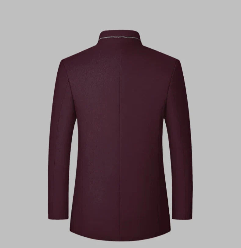 Bordeauxfarbener Herrenblazer, Rückansicht, elegantes Design, glatter Stoff, ideal für formelle Anlässe, modischer Herrenanzug, stilvolle Jacke.