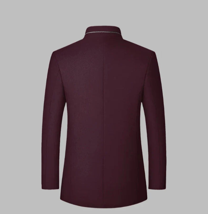 Bordeauxfarbener Herrenblazer, Rückansicht, elegantes Design, glatter Stoff, ideal für formelle Anlässe, modischer Herrenanzug, stilvolle Jacke.