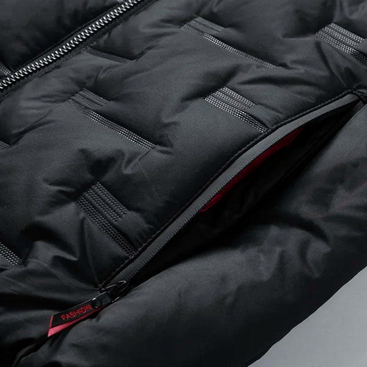 Schwarze Daunenjacke mit Reißverschluss, Nahaufnahme. Modische Winterjacke, isoliert, wetterfest, warm, ideal für kalte Temperaturen.