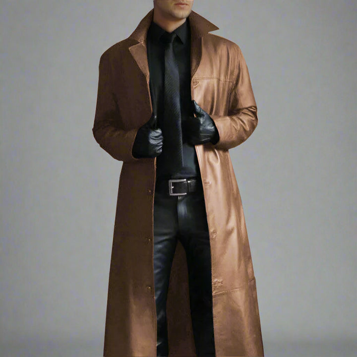 Brauner Ledermantel für Herren, kombiniert mit schwarzem Hemd, Krawatte und Handschuhen. Eleganter, stilvoller Look für Herbstmode.