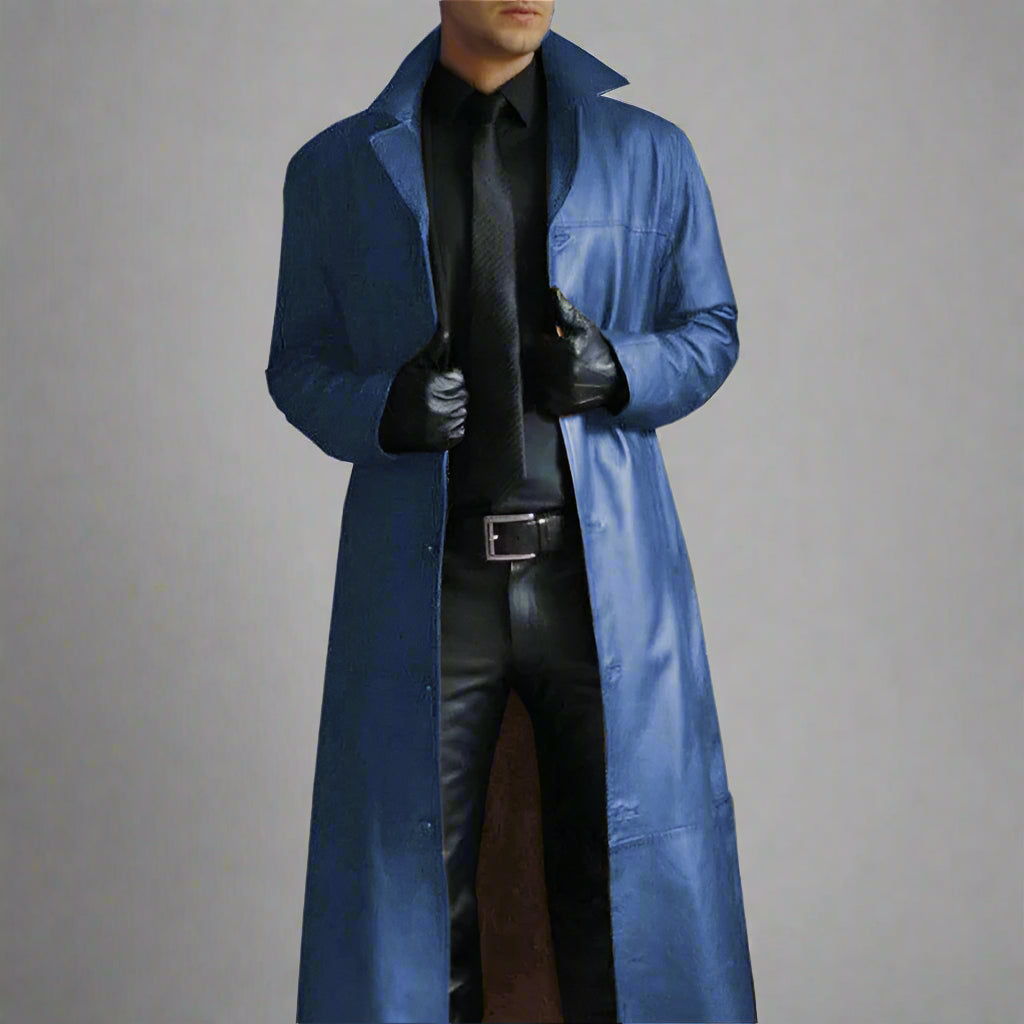 Mann in blauem Ledermantel, schwarzem Hemd und Krawatte, trägt schwarze Handschuhe. Elegante Herrenmode, stilvoller Trenchcoat-Look.