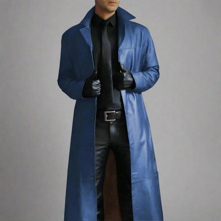 Mann in blauem Ledermantel, schwarzem Hemd und Krawatte, trägt schwarze Handschuhe. Elegante Herrenmode, stilvoller Trenchcoat-Look.