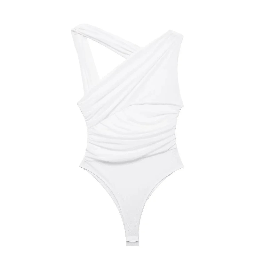 Weißer asymmetrischer Badeanzug mit drapiertem Design, eleganter Einteiler für Damen, modischer Strandmode, stilvoller Sommer-Badeanzug.