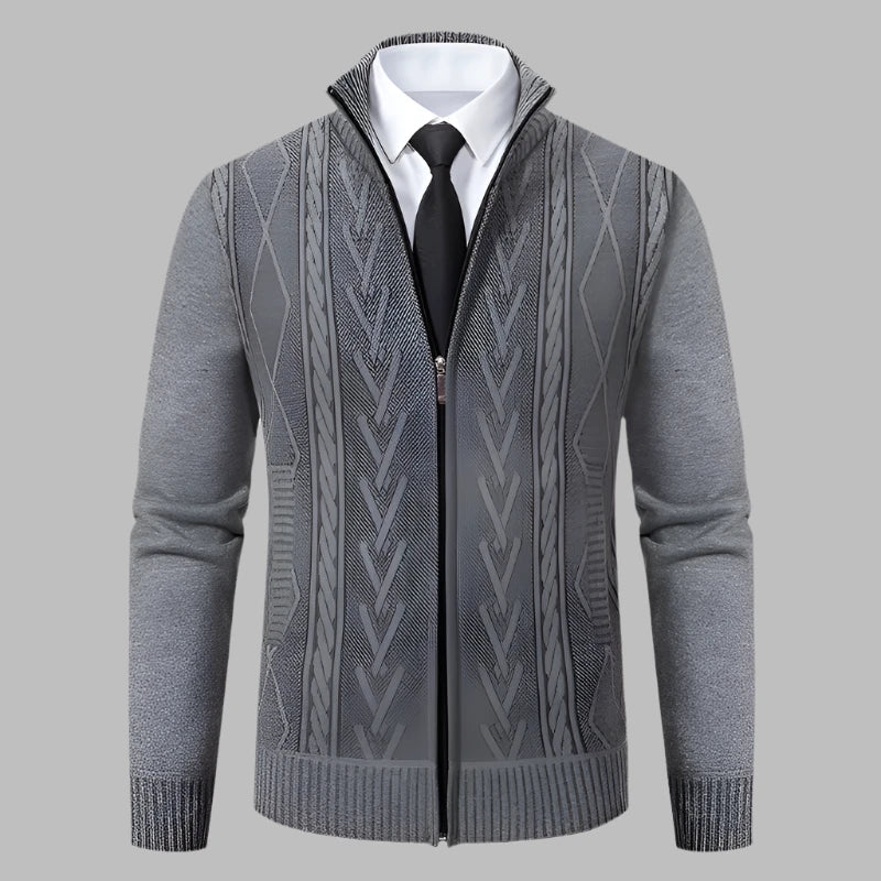 Grauer Herren-Strickpullover mit Reißverschluss, Zopfmuster und schwarzer Krawatte. Elegante Herrenmode, ideal für Business und Freizeit.