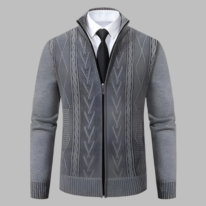 Grauer Herren-Strickpullover mit Reißverschluss, Zopfmuster und schwarzer Krawatte. Elegante Herrenmode, ideal für Business und Freizeit.