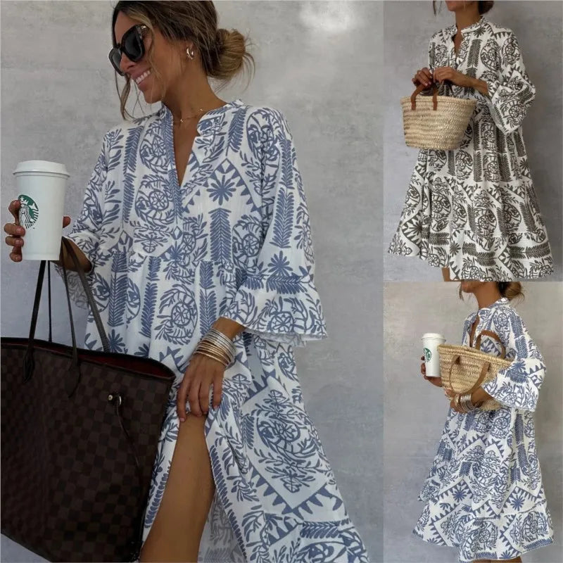 Frau in blau-weißem Sommerkleid mit floralem Muster, hält Starbucks-Becher und Designer-Handtasche. Perfektes Outfit für Strand und Freizeit.