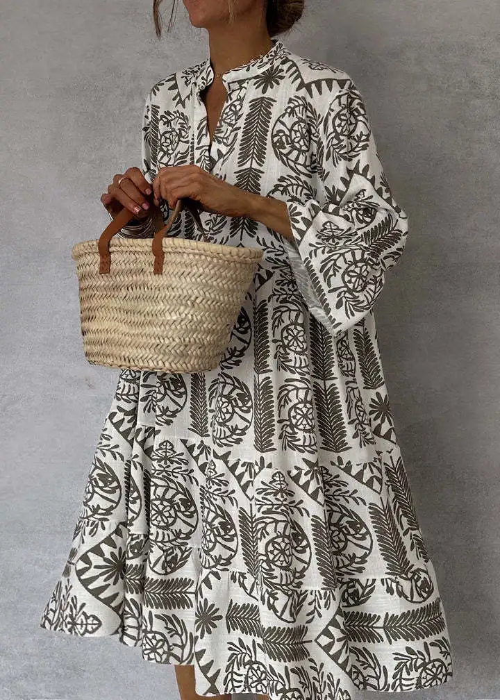 Frau in weißem, gemustertem Kleid mit Korbtasche. Sommermode, Boho-Stil, lässiges Outfit, trendige Damenbekleidung, modisches Accessoire.