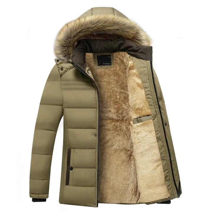 Beige Winterjacke mit Kapuze und Kunstfellfutter, warm und stilvoll, ideal für kalte Temperaturen. Perfekt für Herrenmode im Winter.