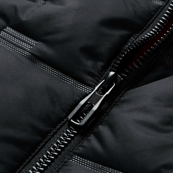 Nahaufnahme eines schwarzen Reißverschlusses auf einer Daunenjacke. Hochwertige Outdoor-Bekleidung, wetterfest, modisch, funktional.