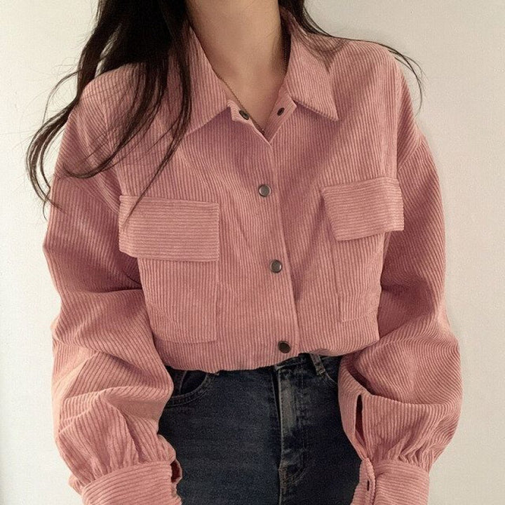 Damenmode: Rosa Cordjacke mit Knopfleiste und Brusttaschen, kombiniert mit dunkelblauer Jeans. Trendige Herbstbekleidung für Frauen.