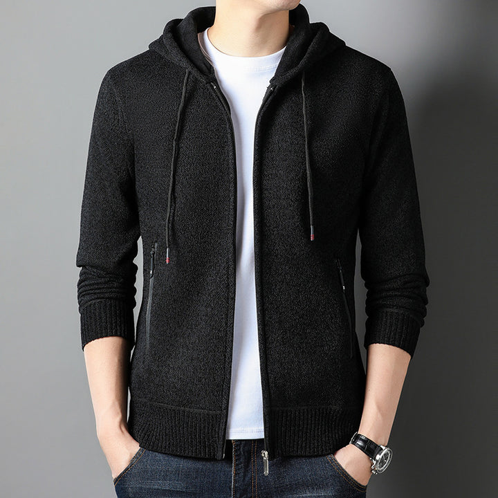 Schwarze Herren-Kapuzenjacke, Reißverschluss, lässiger Stil, kombiniert mit weißem T-Shirt und Jeans. Modische Freizeitkleidung für Männer.