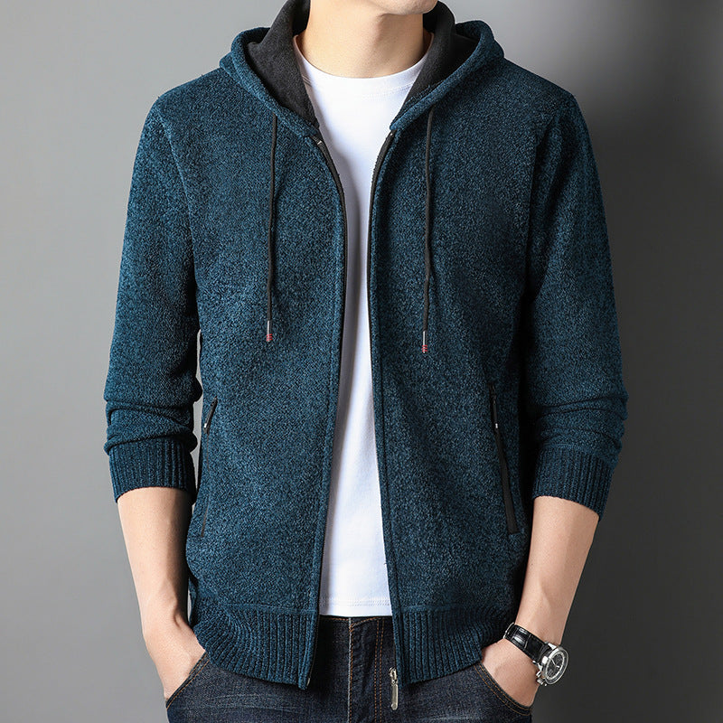 Mann in blauer Kapuzenjacke, weißem T-Shirt und Jeans. Modische Freizeitkleidung, Herrenmode, lässiger Stil, moderne Jacke mit Reißverschluss.