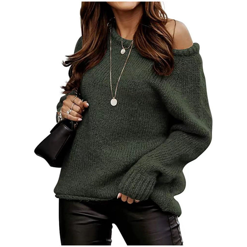 Dunkelgrüner Damenpullover, schulterfrei, mit langen Ärmeln. Kombiniert mit schwarzer Tasche und silbernen Halsketten. Modetrend Herbst/Winter.