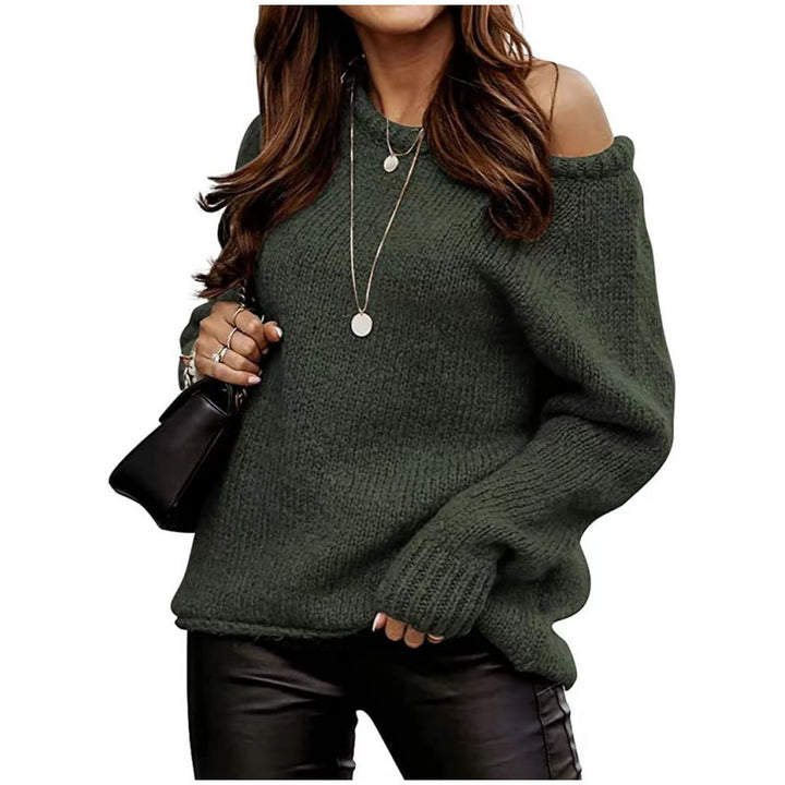Dunkelgrüner Damenpullover, schulterfrei, mit langen Ärmeln. Kombiniert mit schwarzer Tasche und silbernen Halsketten. Modetrend Herbst/Winter.