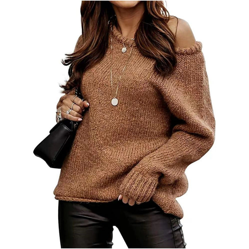 Frau in braunem Strickpullover, schulterfrei, mit schwarzer Tasche und langen Halsketten. Modetrend Herbst, lässiger Look, Damenmode.