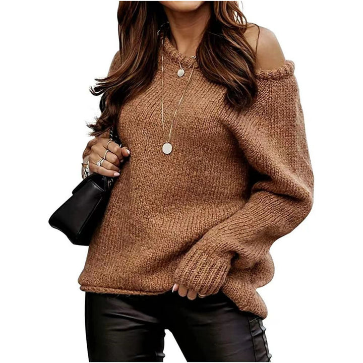 Frau in braunem Strickpullover, schulterfrei, mit schwarzer Tasche und langen Halsketten. Modetrend Herbst, lässiger Look, Damenmode.
