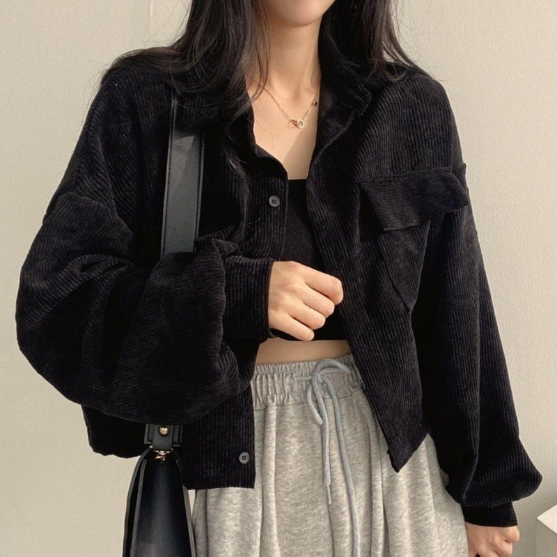 Frau in schwarzer Cordjacke und grauer Jogginghose, modischer Streetwear-Look, lässiger Stil, Herbstmode, trendige Damenbekleidung.