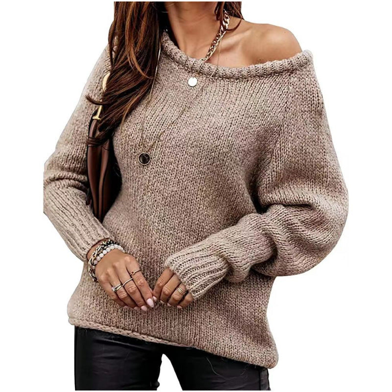 Frau trägt beige Strickpullover mit schulterfreiem Design, kombiniert mit schwarzen Lederhosen. Modischer Herbstlook, ideal für kühle Tage.