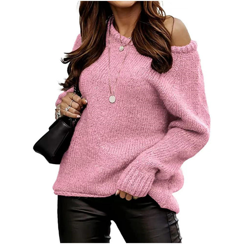 Frau in rosa Strickpullover, schulterfrei, mit schwarzer Lederhose und kleiner schwarzer Handtasche. Modetrend Herbst, lässiger Stil.
