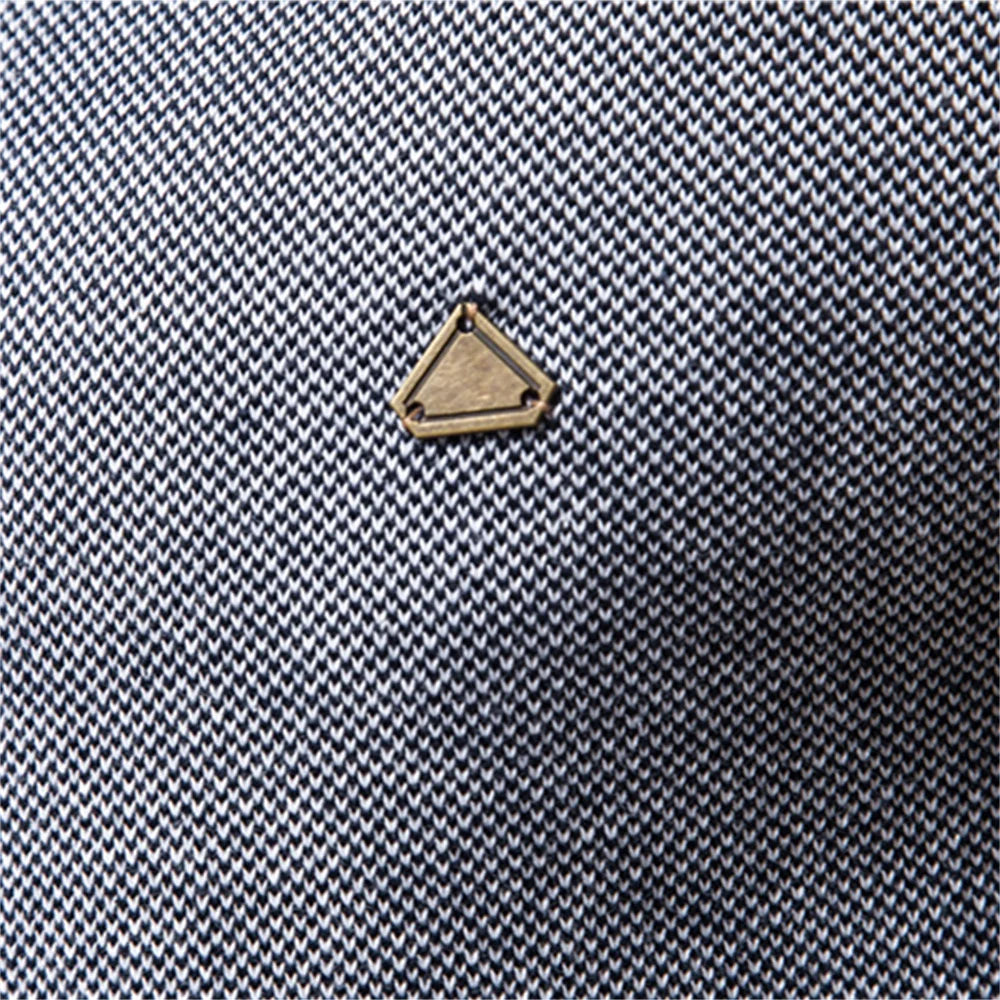 Graues Polohemd mit feinem Muster und kleinem, dreieckigem Logo auf der Brust. Hochwertige Herrenmode, elegantes Design, stilvolles Oberteil.