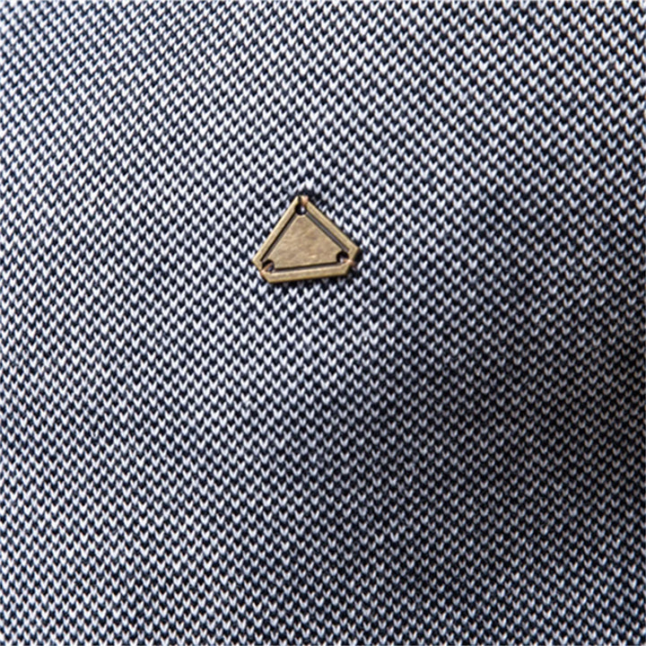 Graues Polohemd mit feinem Muster und kleinem, dreieckigem Logo auf der Brust. Hochwertige Herrenmode, elegantes Design, stilvolles Oberteil.