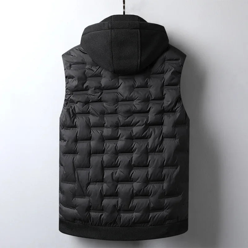 Schwarze Steppweste mit Kapuze, Rückansicht. Modische Herrenbekleidung, ideal für Herbst und Winter. Warm, stilvoll und vielseitig kombinierbar.