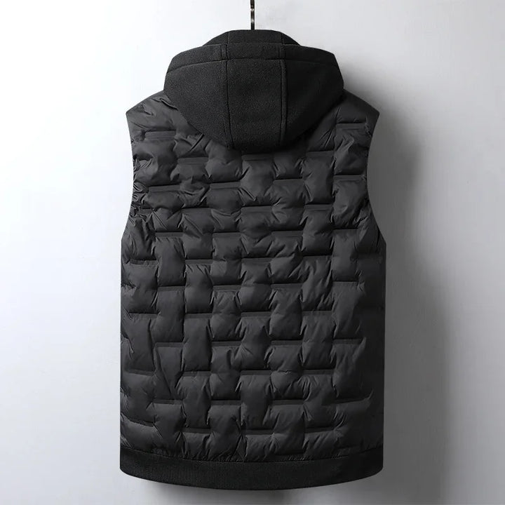 Schwarze Steppweste mit Kapuze, Rückansicht. Modische Herrenbekleidung, ideal für Herbst und Winter. Warm, stilvoll und vielseitig kombinierbar.