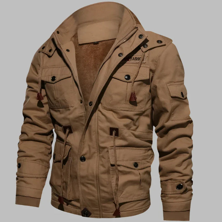 Beige Herrenjacke mit Kapuze, Reißverschluss und Knöpfen, mehrere Taschen, lässiger Stil. Perfekt für Herbstmode und Outdoor-Aktivitäten.