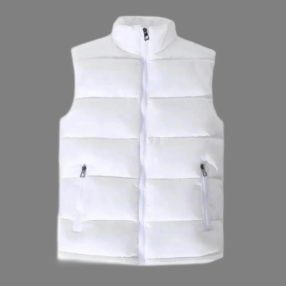 Weiße Steppweste mit Reißverschluss und Stehkragen vor grauem Hintergrund. Modische, ärmellose Winterbekleidung für Herren und Damen.