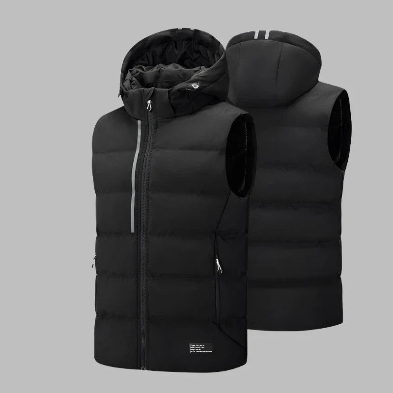 Schwarze Herren-Daunenweste mit Kapuze, Reißverschluss und Taschen, isoliert auf grauem Hintergrund. Modische, warme Winterbekleidung.