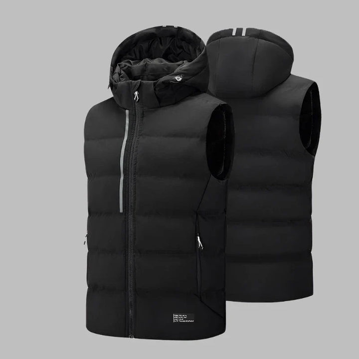 Schwarze Herren-Daunenweste mit Kapuze, Reißverschluss und Taschen, isoliert auf grauem Hintergrund. Modische, warme Winterbekleidung.