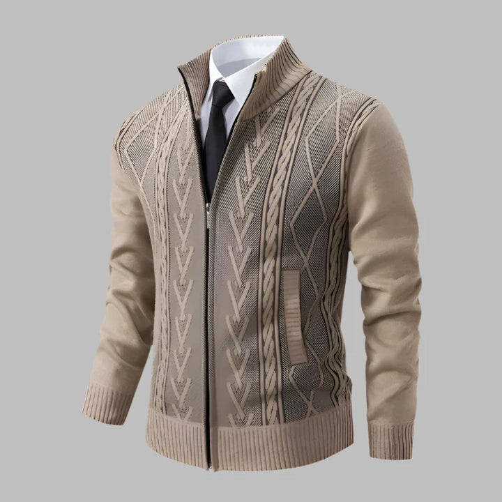 Beige Herren-Strickjacke mit Reißverschluss, Zopfmuster und Stehkragen über weißem Hemd und schwarzer Krawatte. Elegante Herrenmode.