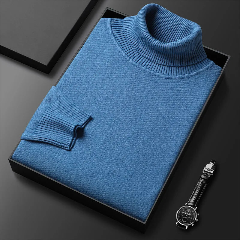Blauer Rollkragenpullover aus Kaschmir in Geschenkbox, elegant gefaltet. Luxuriöse Herrenmode, ideal für stilvolle Winteroutfits.