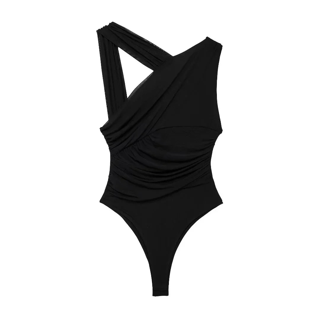 Schwarzer asymmetrischer Badeanzug mit überkreuzten Trägern und Raffung, elegantes Design, ideal für Strandmode und Sommertrends.