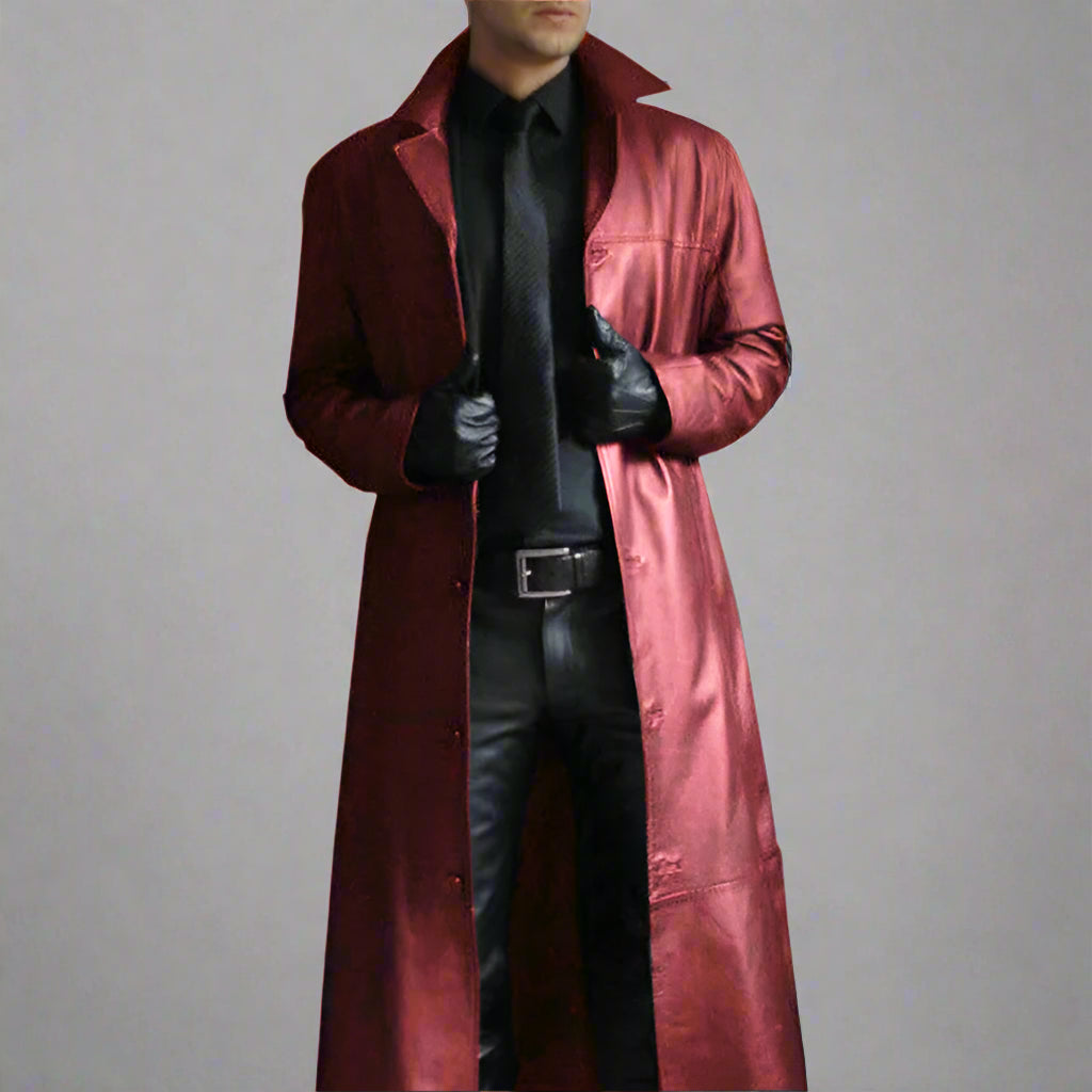 Mann in rotem Ledermantel, schwarzem Hemd und Krawatte, trägt schwarze Handschuhe. Elegante Herrenmode, stilvoller Look, modischer Ledermantel.