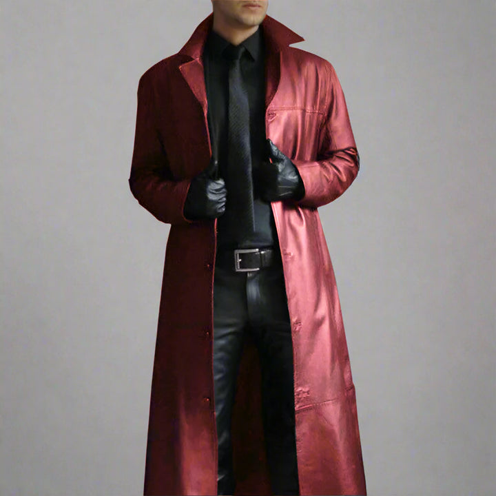 Mann in rotem Ledermantel, schwarzem Hemd und Krawatte, trägt schwarze Handschuhe. Elegante Herrenmode, stilvoller Look, modischer Ledermantel.