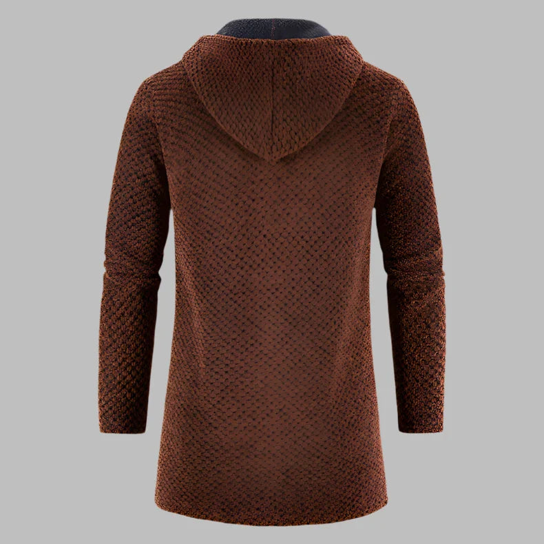 Brauner Strickpullover mit Kapuze, Rückansicht. Modischer Herren-Hoodie, langärmelig, ideal für Herbst und Winter. Bequem und stilvoll.