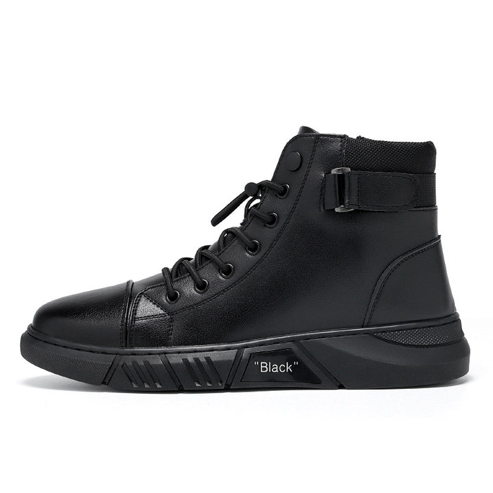 Schwarze Herren-Sneaker aus Leder, knöchelhoch, mit Schnürung und Klettverschluss, auf weißem Hintergrund. Modische, bequeme Freizeitschuhe.