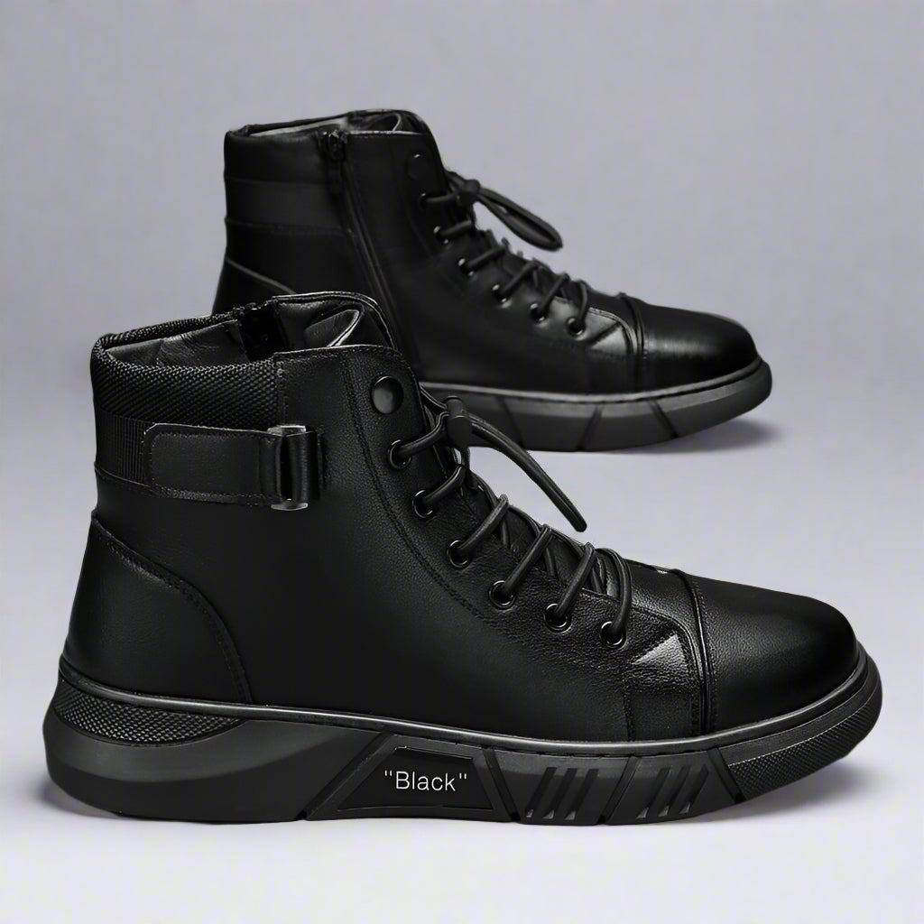 Schwarze Herren-Sneaker aus Leder, knöchelhoch, mit Schnürung und Klettverschluss, auf weißem Hintergrund. Modische, bequeme Freizeitschuhe.