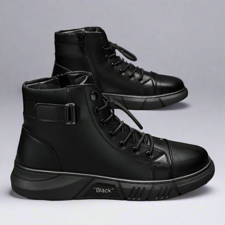 Schwarze Herren-Sneaker aus Leder, knöchelhoch, mit Schnürung und Klettverschluss, auf weißem Hintergrund. Modische, bequeme Freizeitschuhe.