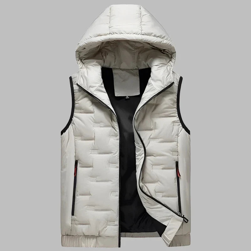 Weiße Steppweste mit Kapuze, Reißverschluss und schwarzen Akzenten. Modische ärmellose Jacke für Herren, ideal für Herbst und Winter.