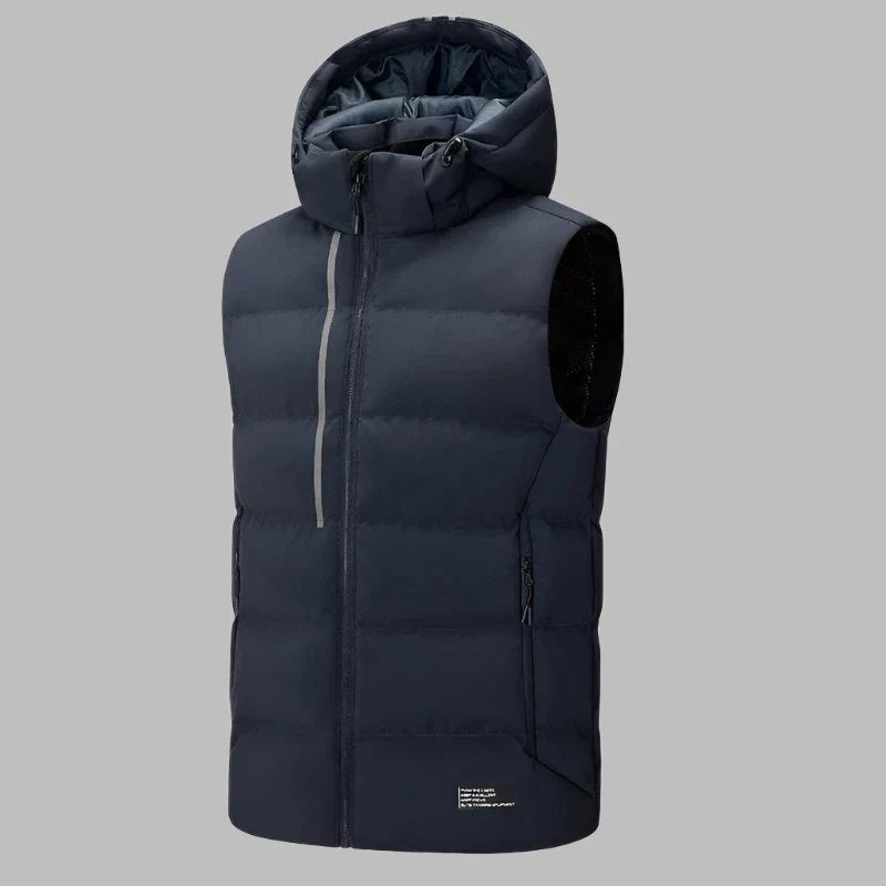Dunkelblaue Daunenweste mit Kapuze, Reißverschluss und Seitentaschen. Ideal für Outdoor-Aktivitäten. Herrenmode, Winterbekleidung, warm und stilvoll.