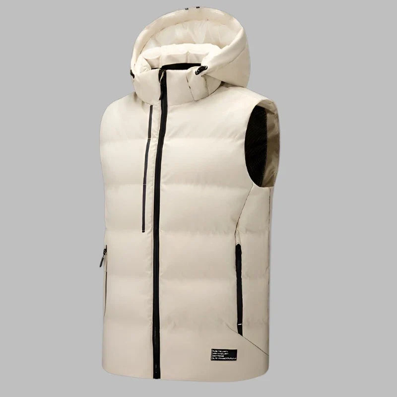 Weiße Daunenweste mit Kapuze, Reißverschlusstaschen und modernem Design. Ideal für Outdoor-Aktivitäten und Wintermode.
